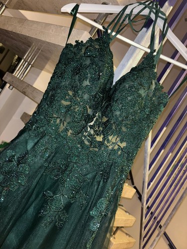 Dunkelgrünes abendkleid mit - dunkelgrünes,