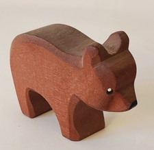 Krippenfiguren - junger Braunbär  5,5 cm hoch - Margarete Ostheimer  90er Jahre 