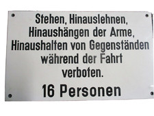 Stehen, Hinauslehnen, Hinaushängen der Arme 16 Personen verb. Schild 18  x 30 cm