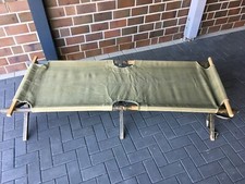 Feldbett mit Holzgestell