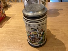 Bierkrug mit Deckel von GER Z Germania  Motiv Männer die Trinken