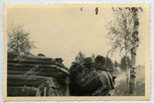 Foto Soldaten Artillerie Rgt. 73 Vormarsch Russland PKW Stahlhelm Kradmantel 227