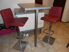 Kücheninsel aus Holz, weiss/grau marmoriert.