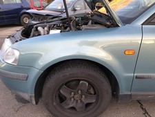 VW Passat 3B Kotflügel Fender vorn links Anrostung LB6N Elegancegrünmetallic