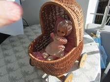 Lieblicher Korb Puppenwagen Korbgeflecht mit Püppchen