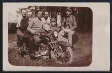 Foto-AK BSA Motorrad mit V-Motor auf einer Wiese, mit Beiwagen 