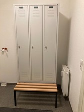 Sehr schöner Kleiderspind mit Sitzbank, 3 Abteile, lichtgrau, Top Zustand