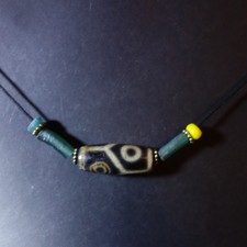 Excellent: Alte Amulett-Kette aus Nepal mit gutem Achat-DZI