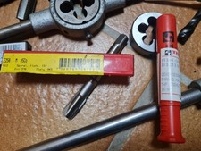 mehrteiliges werkzeug wie z.b. schneideisen u. gewindebohrer