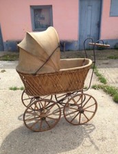 Sehr alter antiker Kinderwagen mit großen Rädern, Museums- und Einzelstück