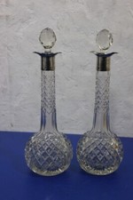 Zwei englische Kristallkaraffen mit Stöpsel und Sterlingsilberhals