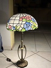 Bunte Vintage Tischlampe im Tiffany Stil, Tischleuchte mit Vogel am Ständer