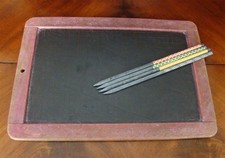 39❚ antike Schiefertafel mit 4 Griffeln von ca. 1920-50