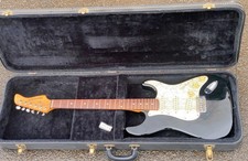 Fernandes Stratocaster E-Gitarre im Hartschalenkoffer