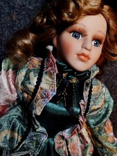 Sammlerpuppe Porzellanpuppe 45 cm Rote Locken red Grünes Barockkleid Puppe Doll 