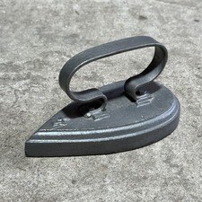 Altes Bügeleisen / Feuereisen / Gusseisen / Deko / Retro / L18,5 B9,5 H9,5 cm