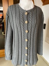 Handgestrickte graue