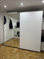 Weißer Kleiderschrank mit Spiegel