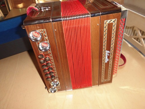 Zieharmonika silvetta mit - zieharmonika,