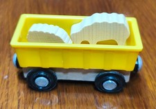 HOLZEISENBAHN Güterwaggon mit 2 Schafen, passt zu BRIO, IKEA u.a.