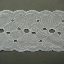 NEU 2,5m Batist Borte bestickt