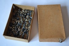 alte kleine Knöpfe mit Stiel Öse im Karton 82 Stück grau f. Puppenkleidung Deko