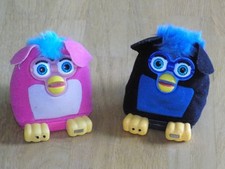 1 x FURBY Blau / Schwarz (2001) & 1 x FURBY Rose (2001)