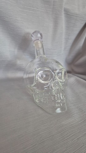 Leere totenkopf glasflasche - leere,