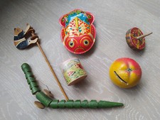 Konvolut antik Spielzeug Holzschlange Spardose Blechfisch Kreisel Kuhstimme Bär