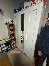 Weißer Kleiderschrank mit