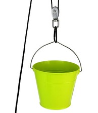 Flaschenzug mit Eimer für