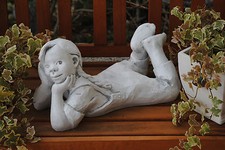  Kind Mädchen liegend im