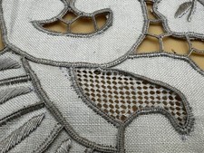 Altes Stickdeckchen Handarbeit 40×27 cm Durchbruch & Spitze grau Leinen