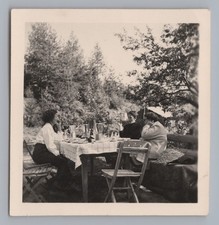 3 Frauen mit Zigarette und 3 großen Espressokocher - Altes Foto