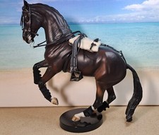 Spanisches Vaquero Sattel Set schwarze Gamaschen Resin Breyer Stone Modellpferde