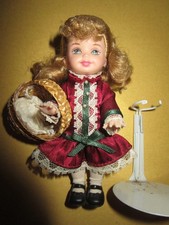 B1655) ORIGINALE BLONDE BARBIE SHELLY MATTEL VOLL BEKLEIDET MIT METALL-STÄNDER