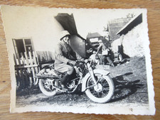 Altes Foto Sodat mit Stahlhelm