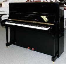 Klavier Steinway & Sons V-125