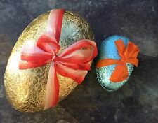 Zwei alte Papp Ostereier Candy Container farbiges Stanniol & Schleife