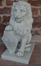 Großer Löwe sitzend mit