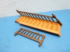 Treppe mit Geländer zu