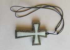 Kreuz halskette aus epoxidharz - aus,