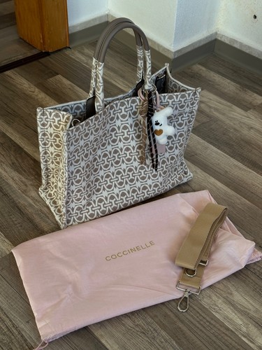 Coccinelle never without - never,