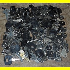 Posten über 150 Stück Schlüsselrohlinge Börkey, Lotus, Errebi +/ mit Lagerspuren