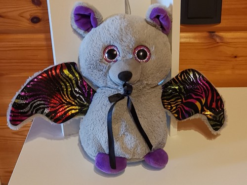 Fledermaus grau lila bunt
