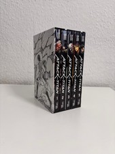Attack on Titan, Manga Bände 1-5 im Sammelschuber + Bügelbild | Hajime Isayama