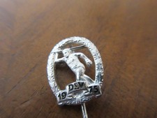 Alte Anstecknadel Speerwurf