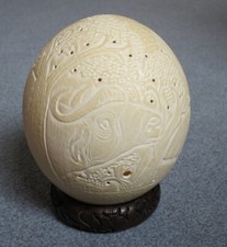 Kunstvoll geschnitztes verziertes Straußenei mit Holzring Osterei