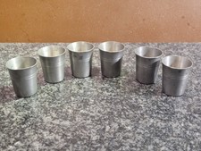 sechs alte Zinnbecher der