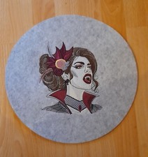 FILZ Untersetzer Tassenuntersetzer Platzset rund  3mm - bestickt - Vampirette 